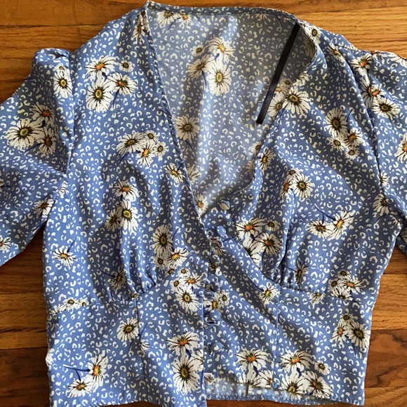 Long sleeve crop top with floral design. - Picture 2 of 5